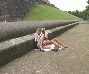 2 fraun drausen  zeigen was sie haben