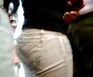 Encoxada arrimon a dos amigas en fila