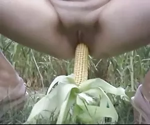 India se masturba en el campo