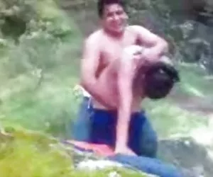 Empinate bien, Diana! Mexicana cogida en el rio!
