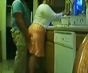 con su mujer en la cocina